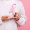 乳癌是全球最常見癌症，乳房痛就是得乳癌嗎?定期做1件事比基因檢測更重要