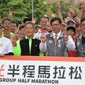 桃園日月光半程馬拉松，鄭文燦市長率領市府民間團隊，共同為健康、挑戰自我而跑！