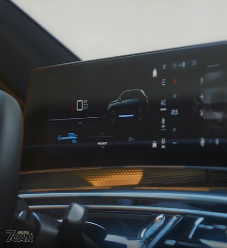 配置 21 吋曲面全景螢幕 全新 Peugeot e-5008 內裝曝光
