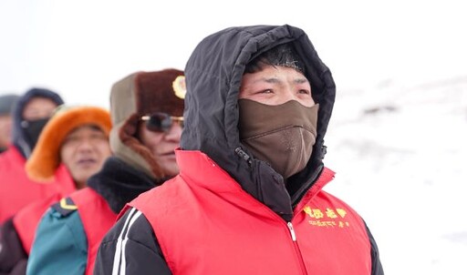 在冰川下行走的志願者：守護好「長江第一滴水」