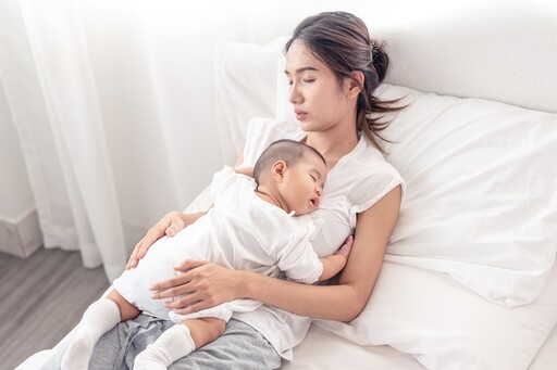「4種照顧方式」恐害寶寶夢中猝死！專家嚴厲警告 用塑型枕頭超危險