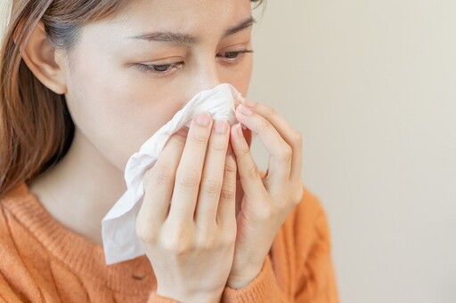 診所擠滿人！醫教「5點分辨流感or感冒」 小心晚上只是咳嗽，隔天就下不了床