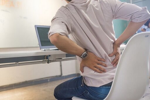 快起身！久坐不只腰痠背痛，還害慘「身體4部位」 醫驚揭：膝軟骨磨損了