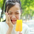 不只冰，「這6種食物」吃了都會害牙敏感！ 橘子、肋排上榜