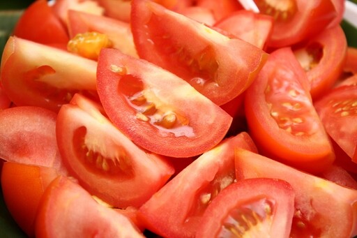 換季過敏，營養師大推「6種食物」減緩打噴嚏、眼鼻癢！ 番茄、洋蔥入列