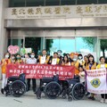 台東成功獅子會傳愛 捐贈輪椅造福榮院病患