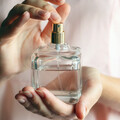 香水怎麼噴才對？禮儀專家教你「小心機噴法」女生噴這1種性感撩人