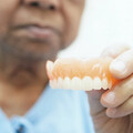 年紀大「少幾顆牙」也沒關係？醫揭「咀嚼降失智風險」最好有●●顆
