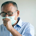 胸痛、呼吸喘不是肺癌！醫揭長期吸入「石棉」致癌：恐70歲後才發現