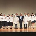 傳承、責任～中國醫藥大學醫學系舉辦M 63屆授袍典禮，開啟實際接觸病人的一道大門