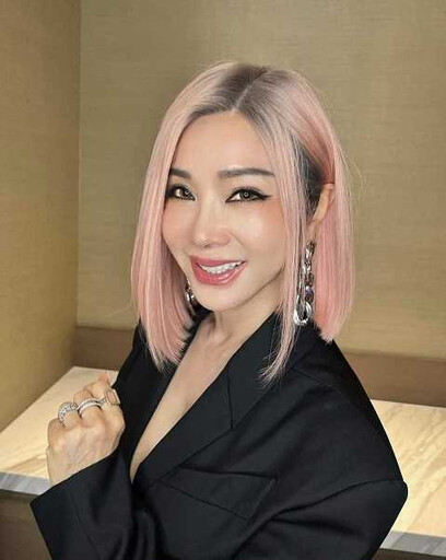 陳美鳳頂粉色頭髮現身「身材超火辣」 67歲現況被讚：韓國女團成員
