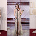 艾瑪史東拿下金球獎最佳女主角 穿性感高衩大長腿致謝老公