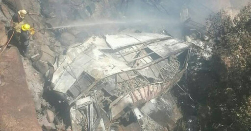 南非巴士墜深谷起火！45人罹難僅「1孩童倖存」 遺體面目全非