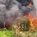 宜蘭壯圍穀倉大火！濃煙直竄天際 消防局機器人首度出水救援