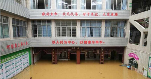 廣東洪災醫院慘遭水淹 進出只能靠橡膠艇