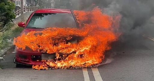 台東老車「燒成火球」伴隨巨響 母子驚險逃生！勇消10分鐘迅速滅火