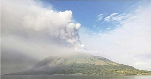印尼魯昂火山持續噴發 擔心進一步「爆炸性爆發」警戒至最高層級
