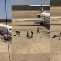 委內瑞拉班機起飛前「機身冒濃煙」 乘客堅持「帶行李」逃生