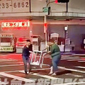 嘉義斑馬線上奇觀！2男手持鐵架「扶鑾問事」 涉違交通法遭警開罰