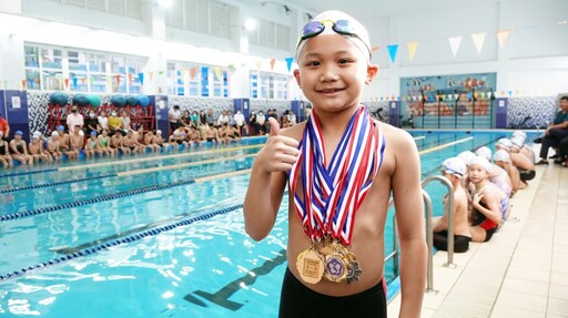 泰和國小小泳將破紀錄奪金牌 彰化縣議員頒獎表揚