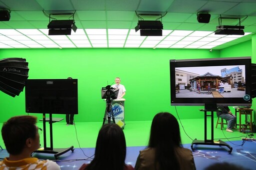 嘉市5GXR數位共學中心啟用 林瑞彥體驗VR線上共學趣