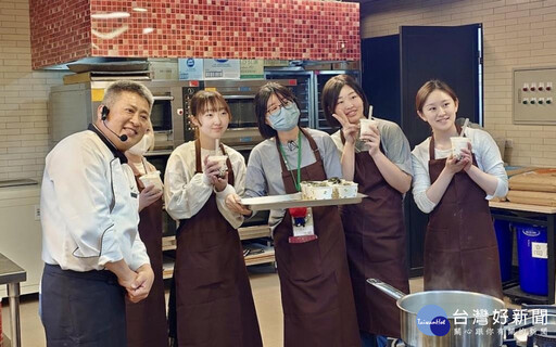 體驗如何製作台灣小吃 日本學生手作餛飩及珍珠奶茶直呼太棒了