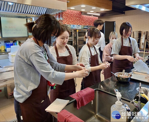 體驗如何製作台灣小吃 日本學生手作餛飩及珍珠奶茶直呼太棒了