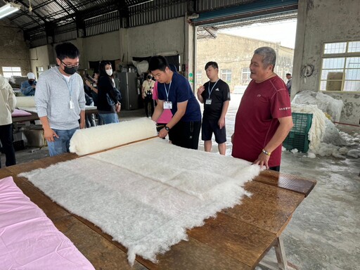 崑大特教組摘蘆筍體驗食農教育 暖心手作棉被捐贈家扶傳愛