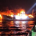 澎湖暗夜火燒船 5人跳海求生海巡艇馳援滅火