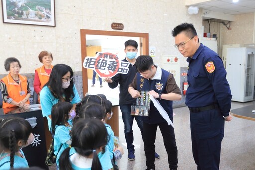 幼兒園參訪派出所 警察初體驗紮根 識詐 交通 教育