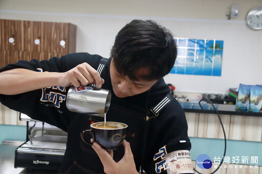 咖啡拉花暨手沖賽南開科大登場 逾百學生搶當食尚黑金咖啡師