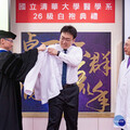 清華大學首屆醫學生披上白袍 校長高為元獻上祝福