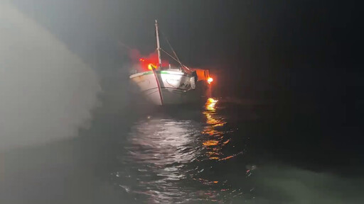影/海上救援片！漁船突燃燒「整艘變火球」 澎湖海巡暗夜衝現場救5人