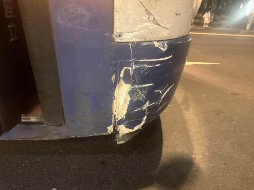 快訊/南港街頭驚見公車失控「1撞8」 ！停路邊機車遭殃像保齡球瓶全倒