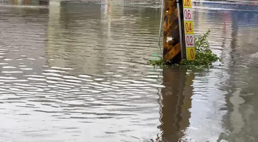影/馬路變小河！台南仁德發布「二級淹水警戒」 水淹15公分