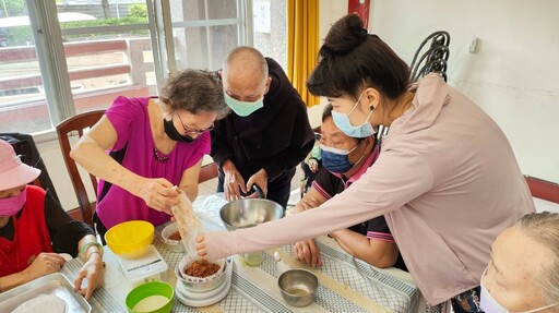 彰化榮家提前慶母親節 住民長輩手作蛋糕體驗烘焙幸福滋味