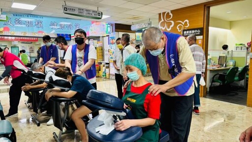 台南市勞工局攜手市立醫院視障按摩服務感恩醫護人員