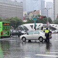 中市交警義交豪雨中指揮、堅守崗位 市民上班上學交通不打結