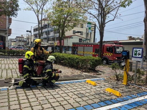 高雄消防彌陀分隊模擬演練 提升電動車充電樁火災應對能力