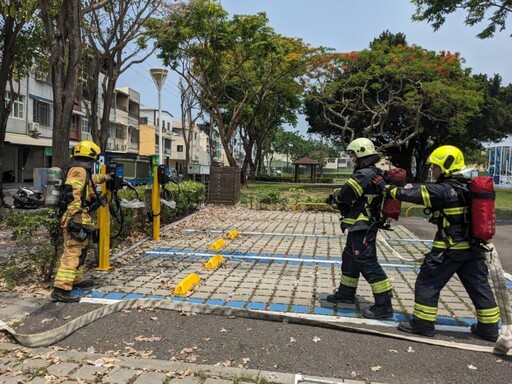高雄消防彌陀分隊模擬演練 提升電動車充電樁火災應對能力