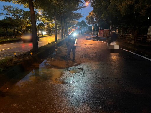 梅雨季首波鋒面侵襲、台中環河路機車道出現坑洞！烏日警積極疏導、維護路安全！