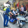 大熱天電動代步車罷工 警員熱心援助推行1公里解圍