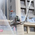 竹縣高樓救災演習 機器人滅火70米雲梯車馳援