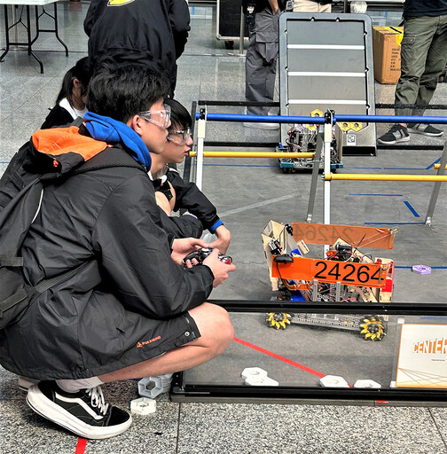 新北安康高中首次參賽FTC機器人競賽 勇奪聯盟冠軍