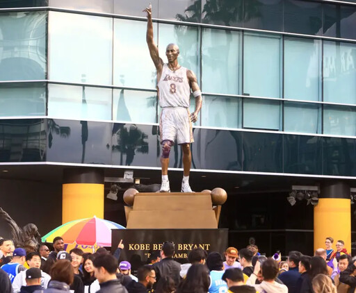 Kobe雕像出現拼音錯誤！湖人回應：將會修改