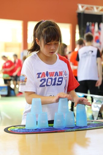 世界第一！13歲台灣女孩林芮安 玩出興趣成為世界疊杯大賽冠軍