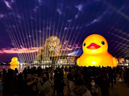 巨萌黃色小鴨吸引眾多遊客前來朝聖