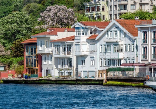 探索博斯普魯斯華麗的海峽宅邸：伊斯坦堡地標水道的建築奇蹟 - 太陽網
