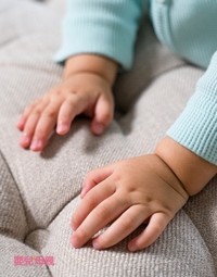 橫紋、泛白、長黑線...10種嬰幼兒常見指甲狀況，出現5大警訊要注意！