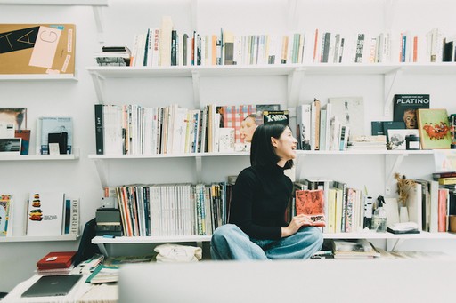 「閱讀是去聆聽別人要說什麼」——造訪平面設計師李君慈的書櫃